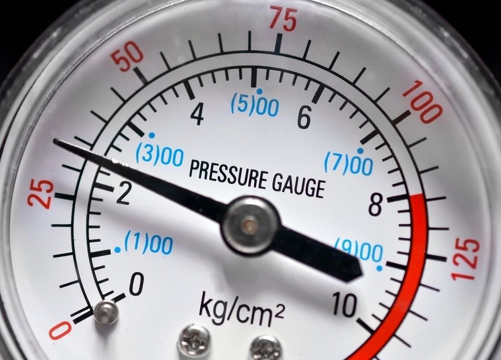 A close up of a pressure gauge showing a pressure of 3100 kg / cm2