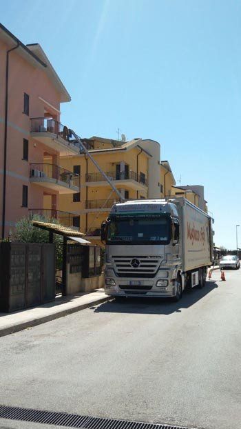 furgone con montacarichi