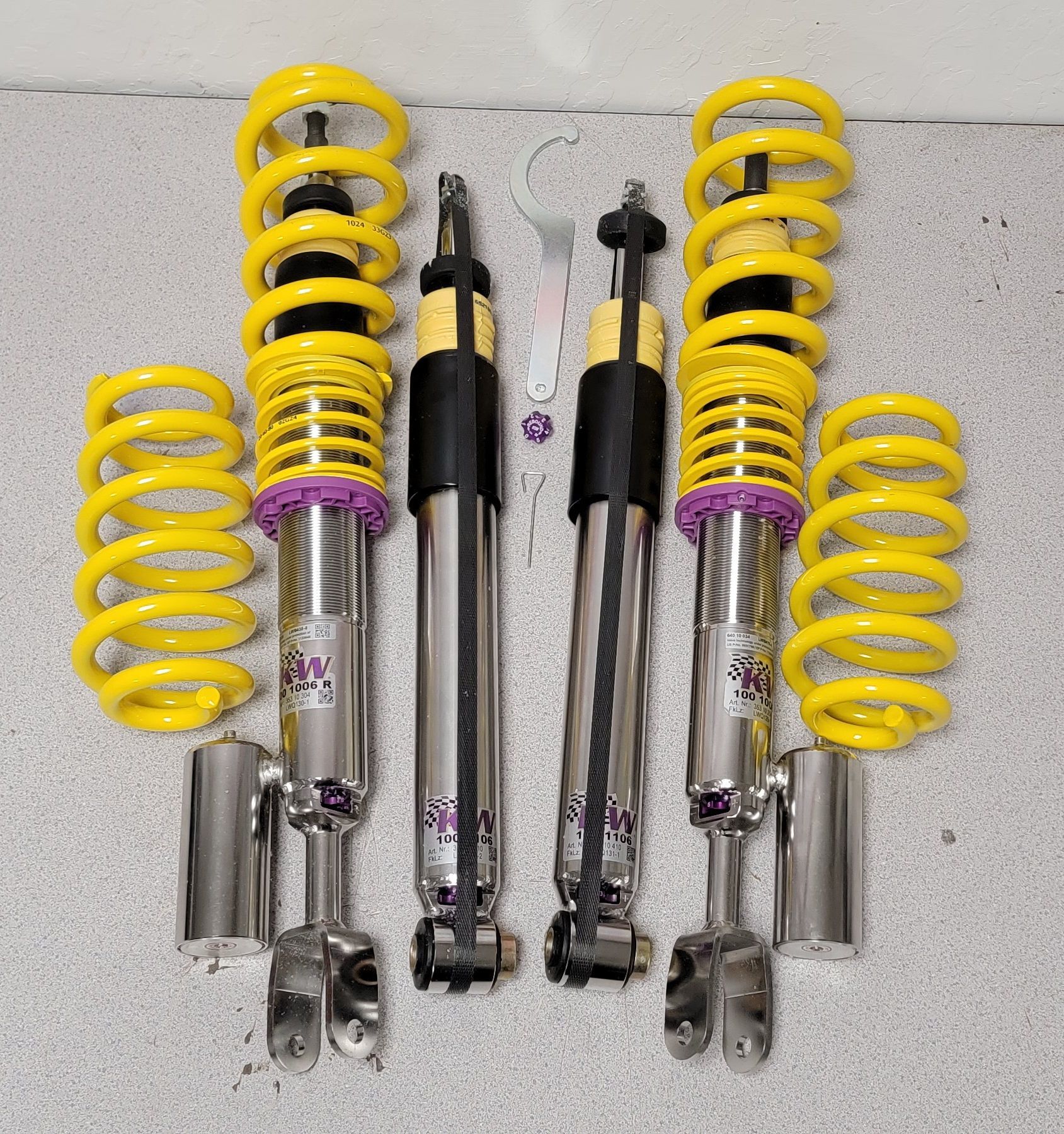 A pair of shock absorbers with yellow springs | Griffin Motorwerke