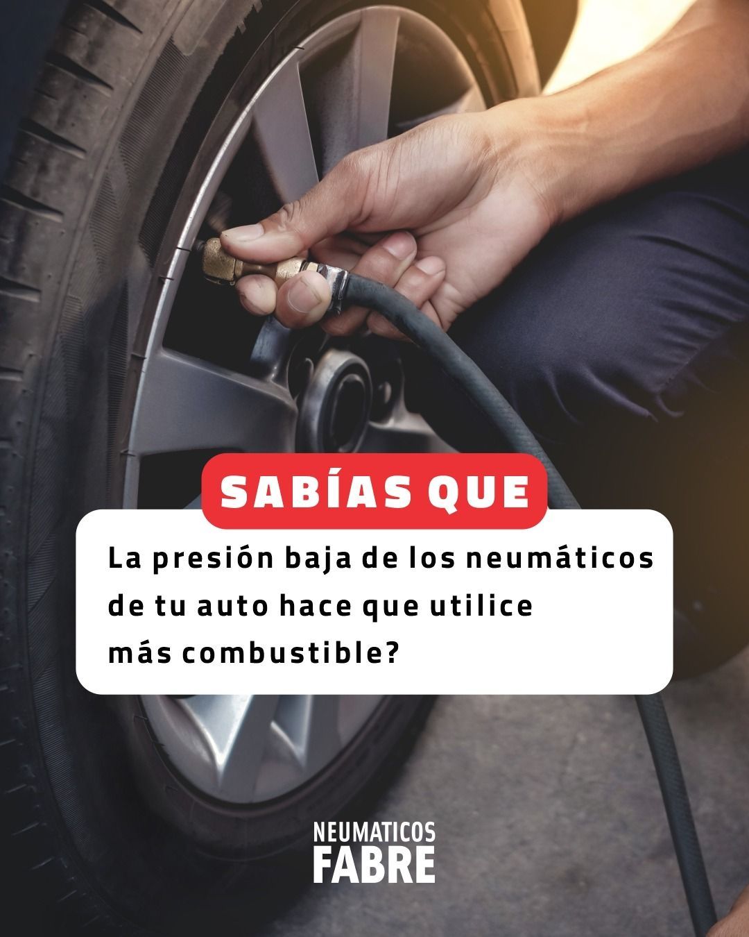 Persona inflando un neumático con el texto: