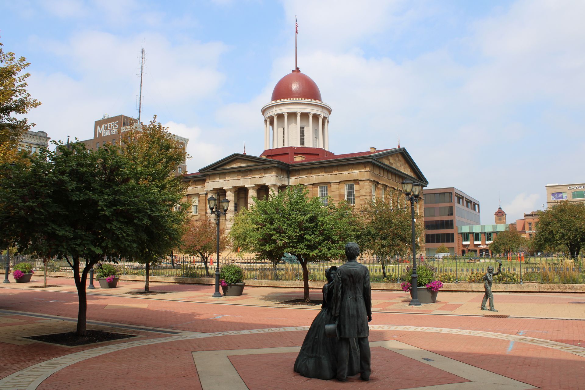 A statue of a man and woman standing in front of a building