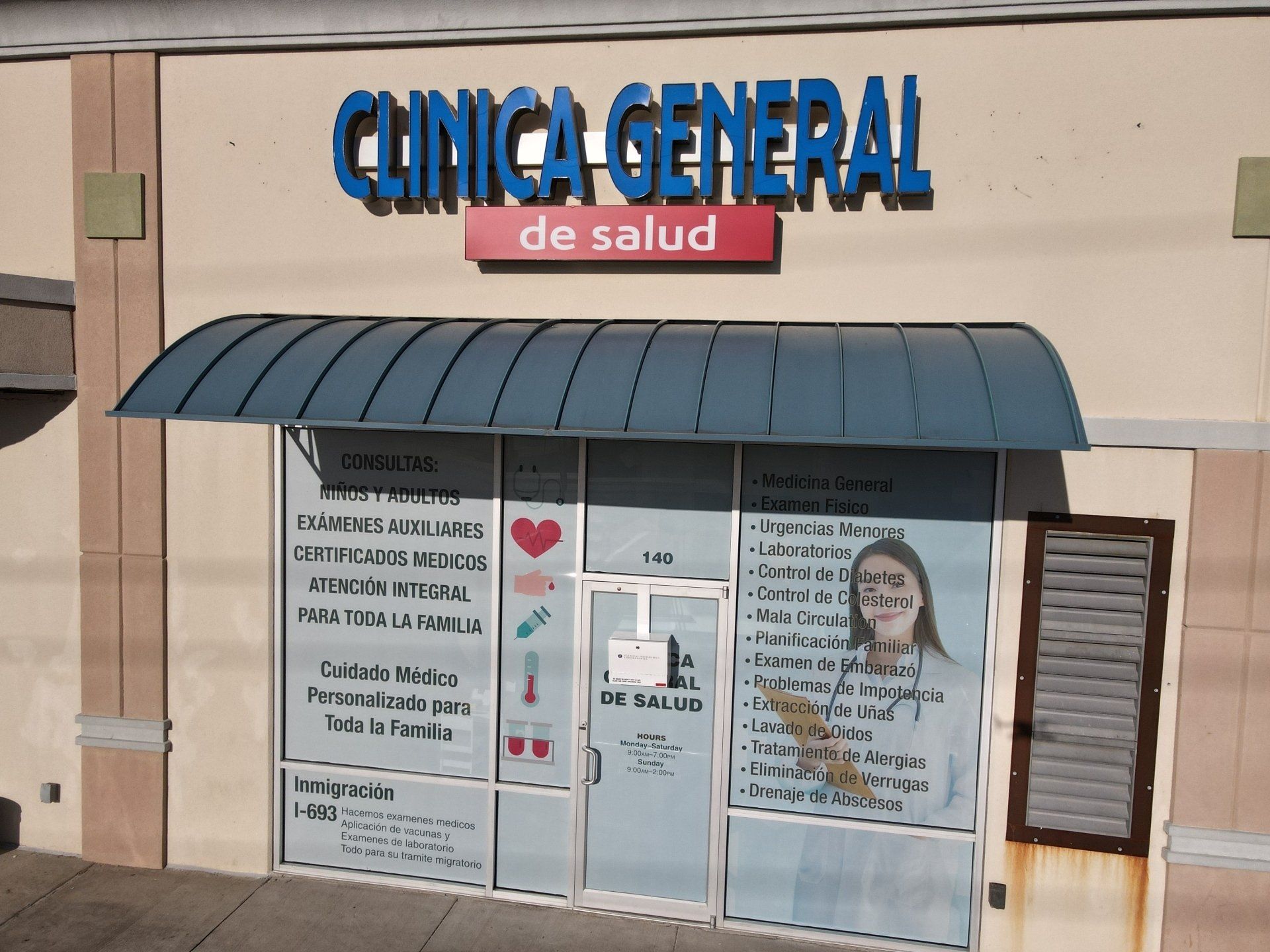 The front of clinica general de salud with a blue awning