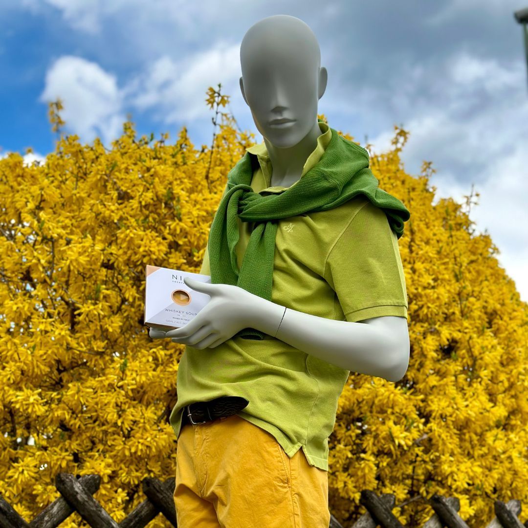 Eine Schaufensterpuppe trägt ein grünes Hemd und eine gelbe Hose