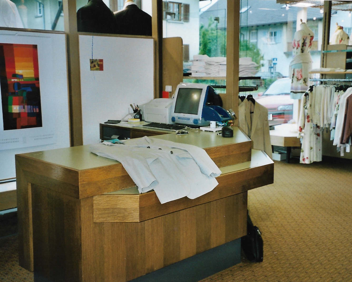 Eine Theke in einem Geschäft mit einem Computer darauf