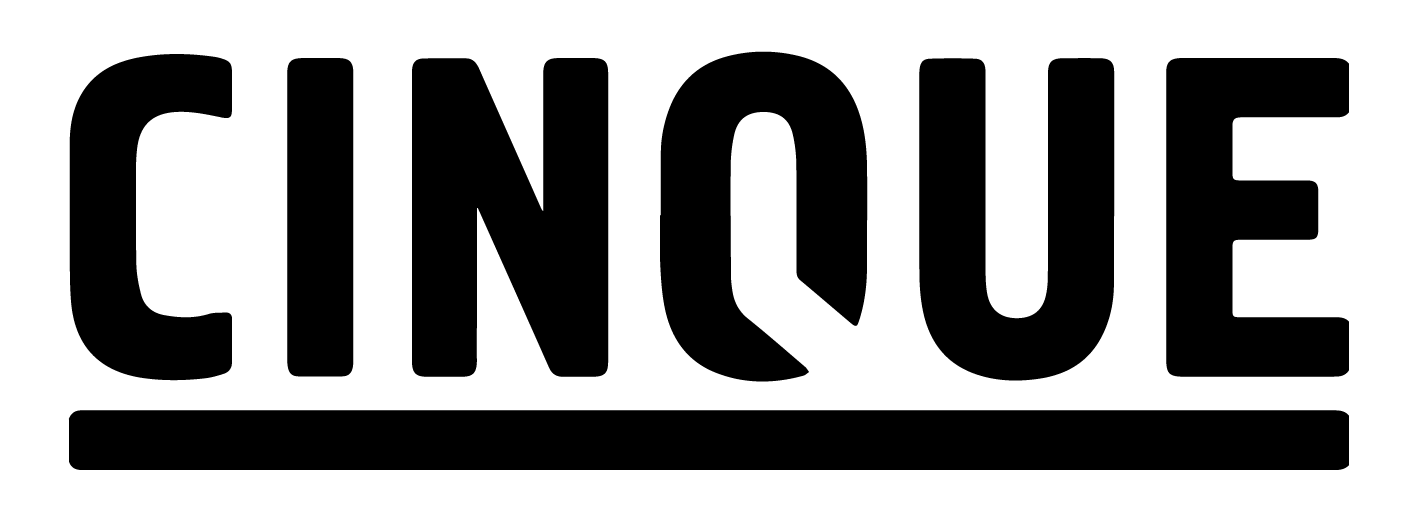 Das Wort „Cinque“ ist in Schwarz auf weißem Hintergrund geschrieben.