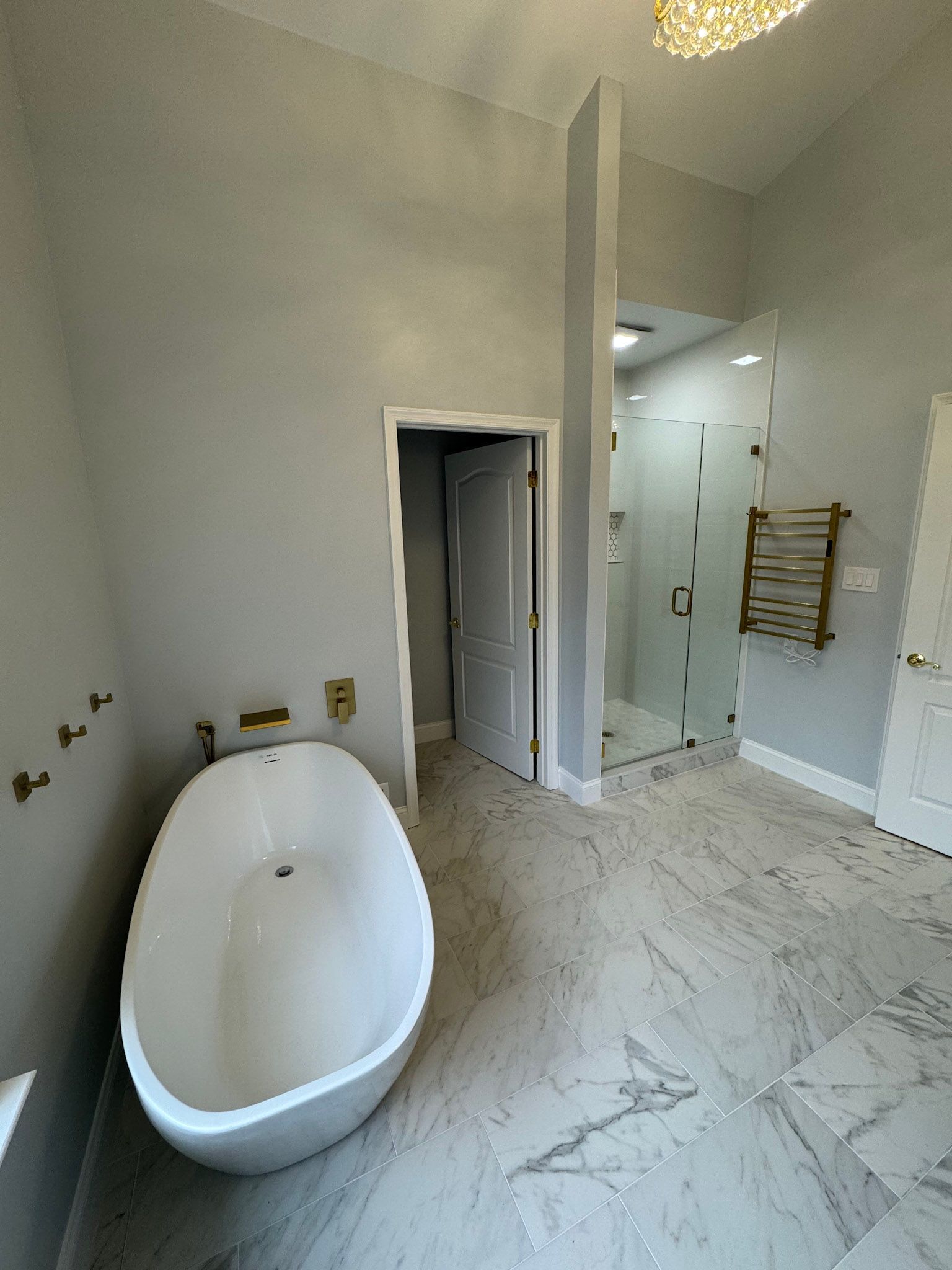 there is a bathtub in the middle of the bathroom .