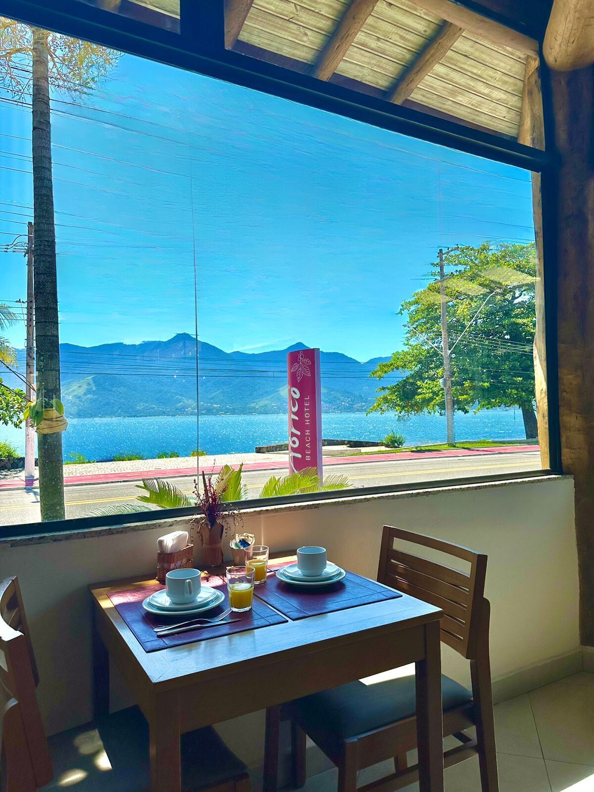 Café da manhã com vista para o canal de são Sebastião e Ilhabela