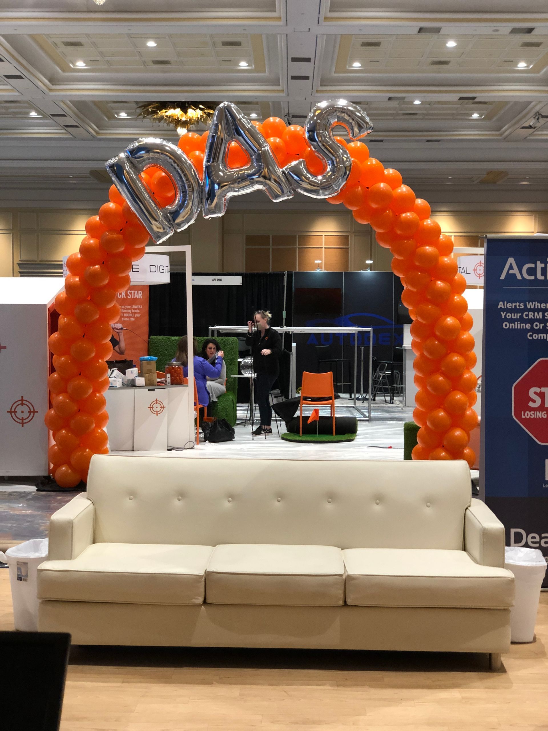 An orange balloon arch with the word das on it