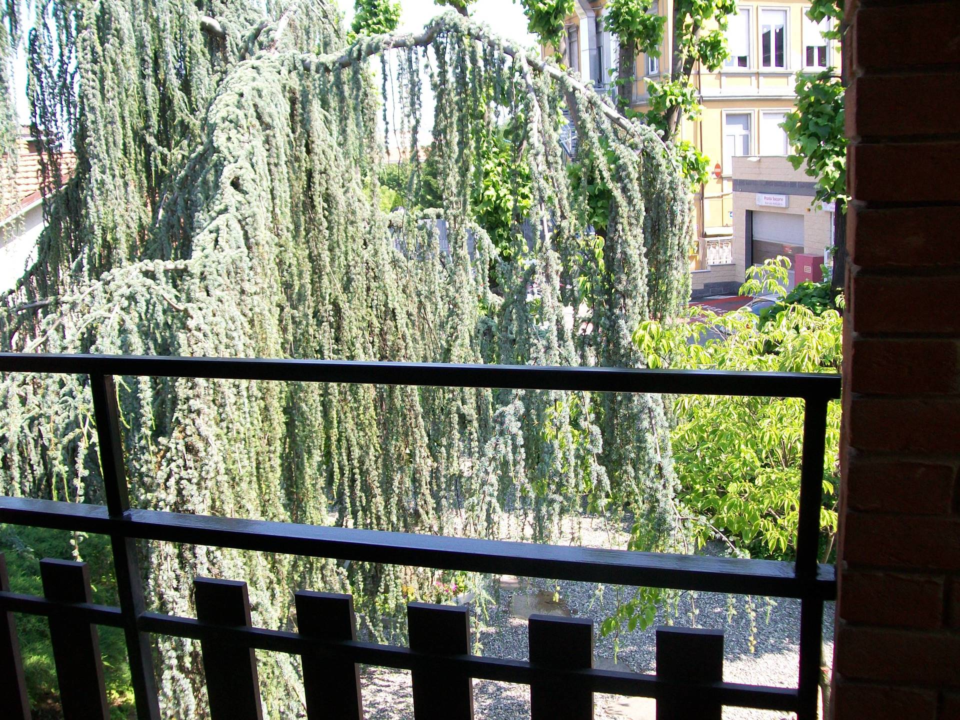balcone che affaccia sul giardino