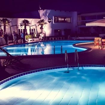 piscinA DI NOTTE