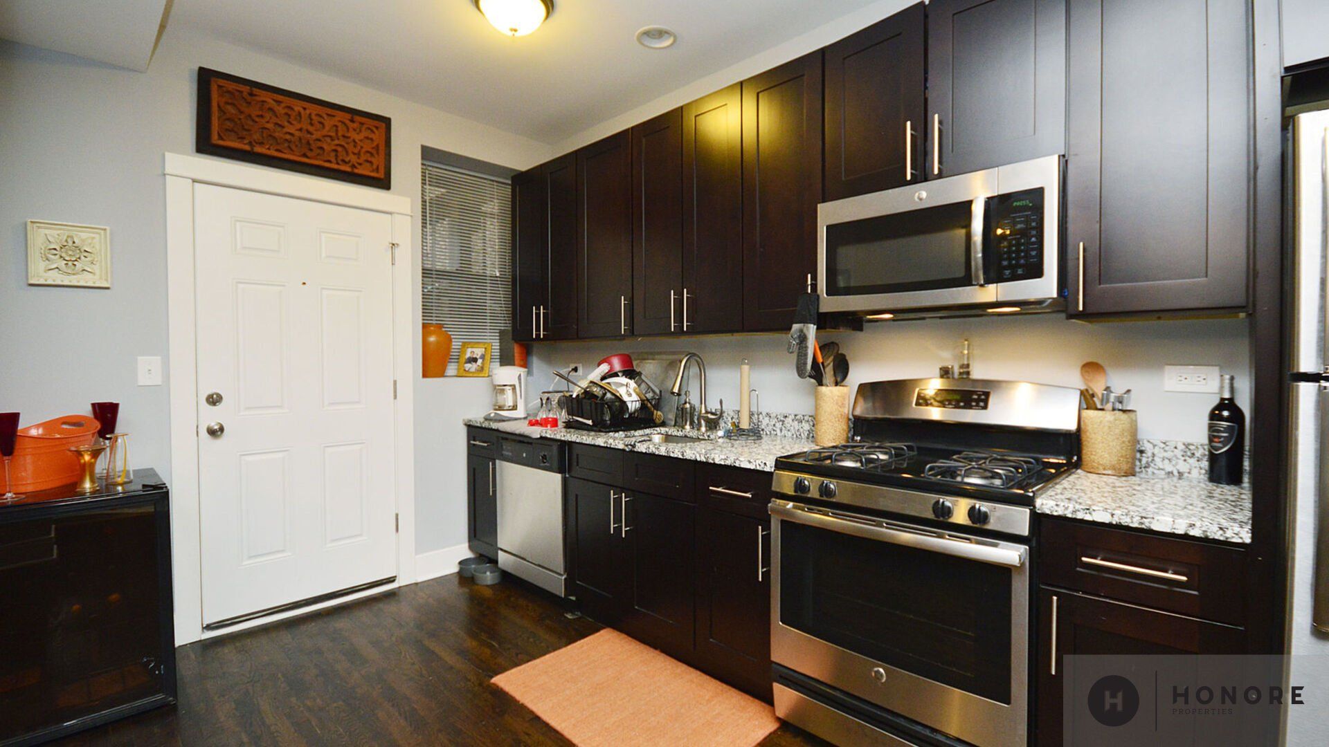 5553-59 N Magnolia full kitchen with hardwood floors