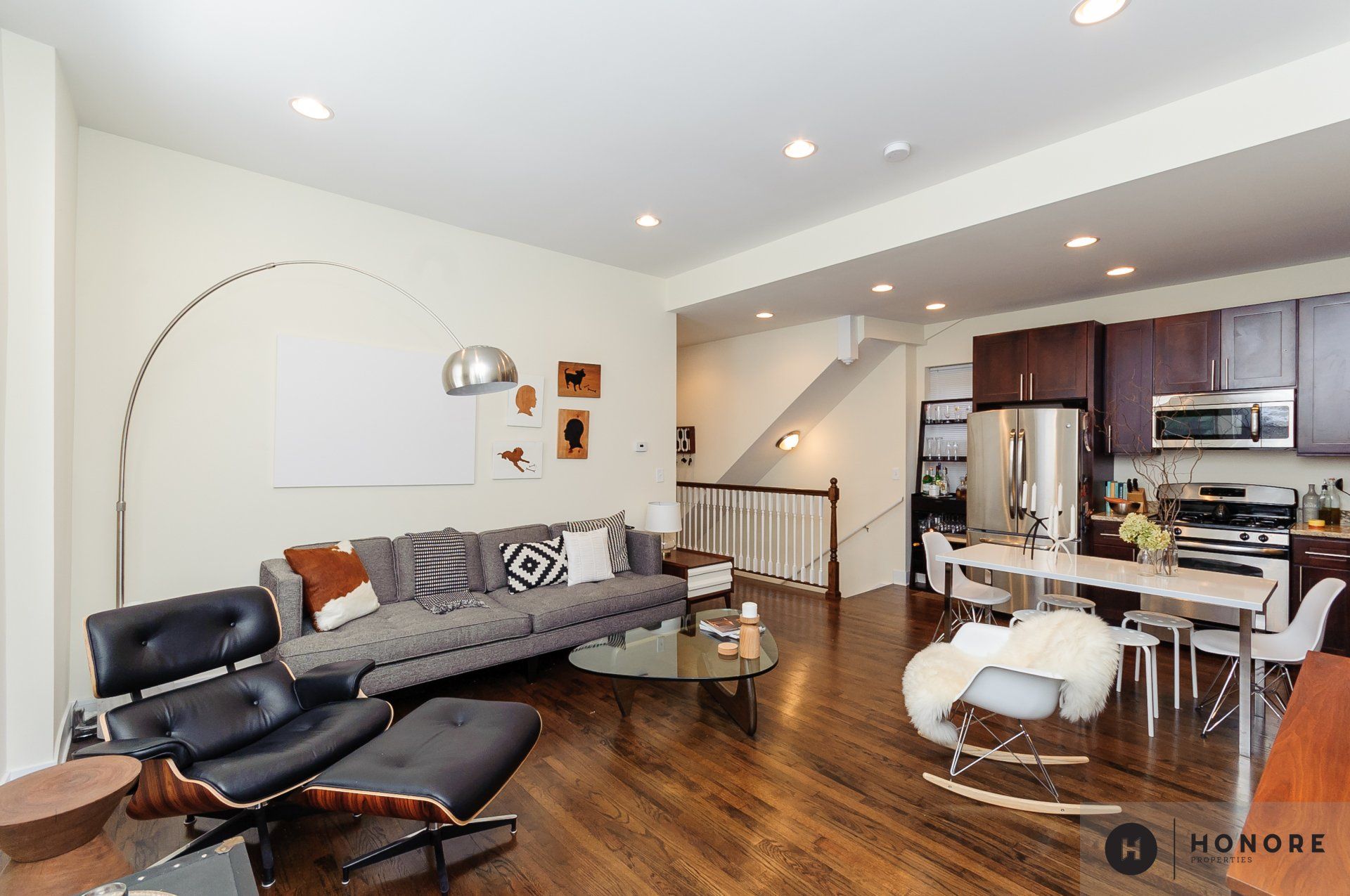 1834 W Wabansia Avenue couch