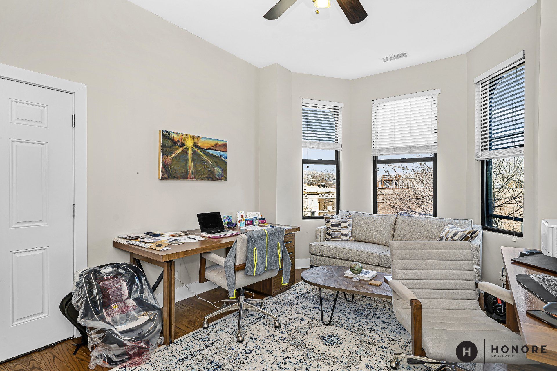 1834 W Wabansia Avenue seating area