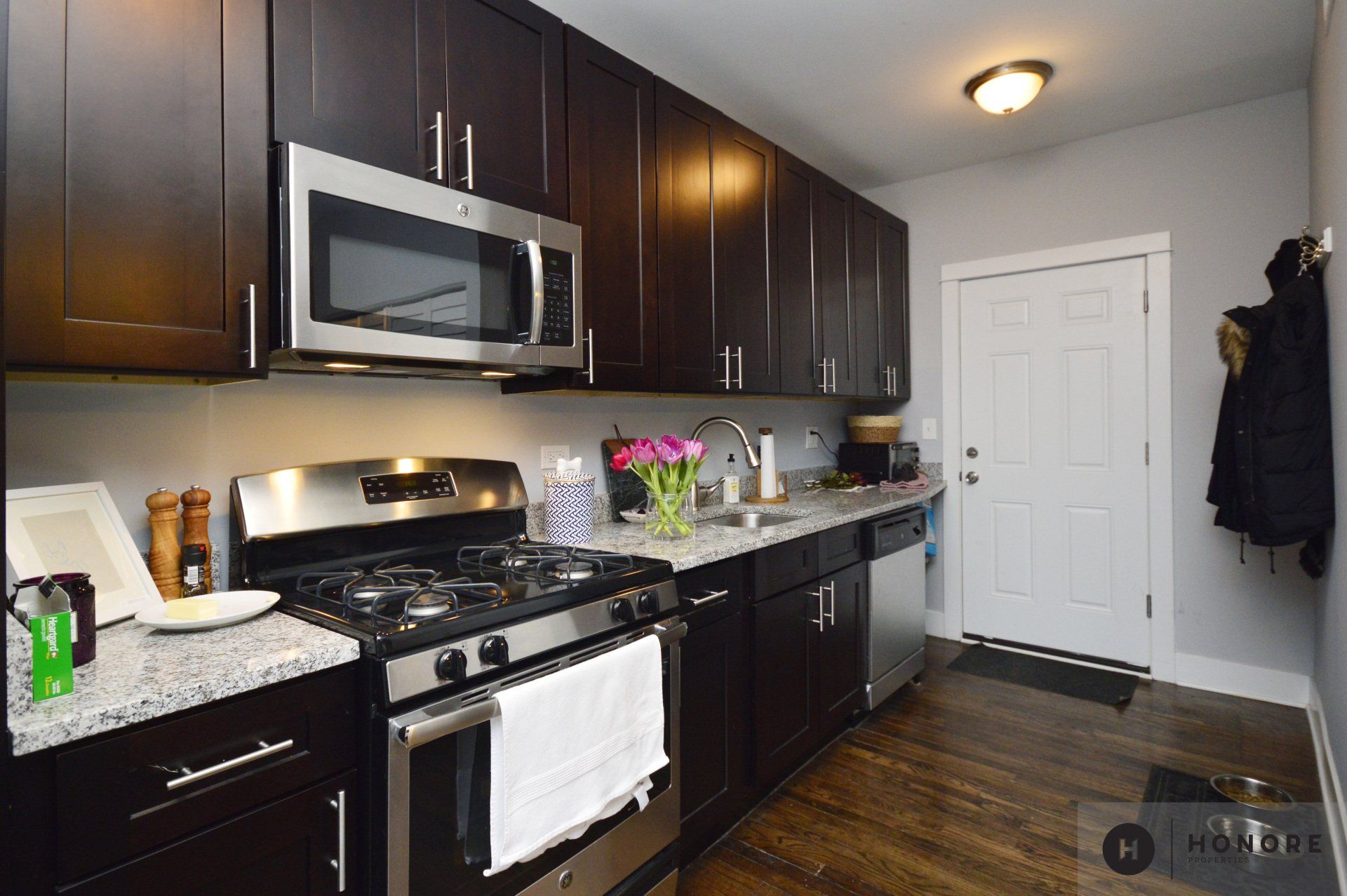 5553-59 N Magnolia kitchen