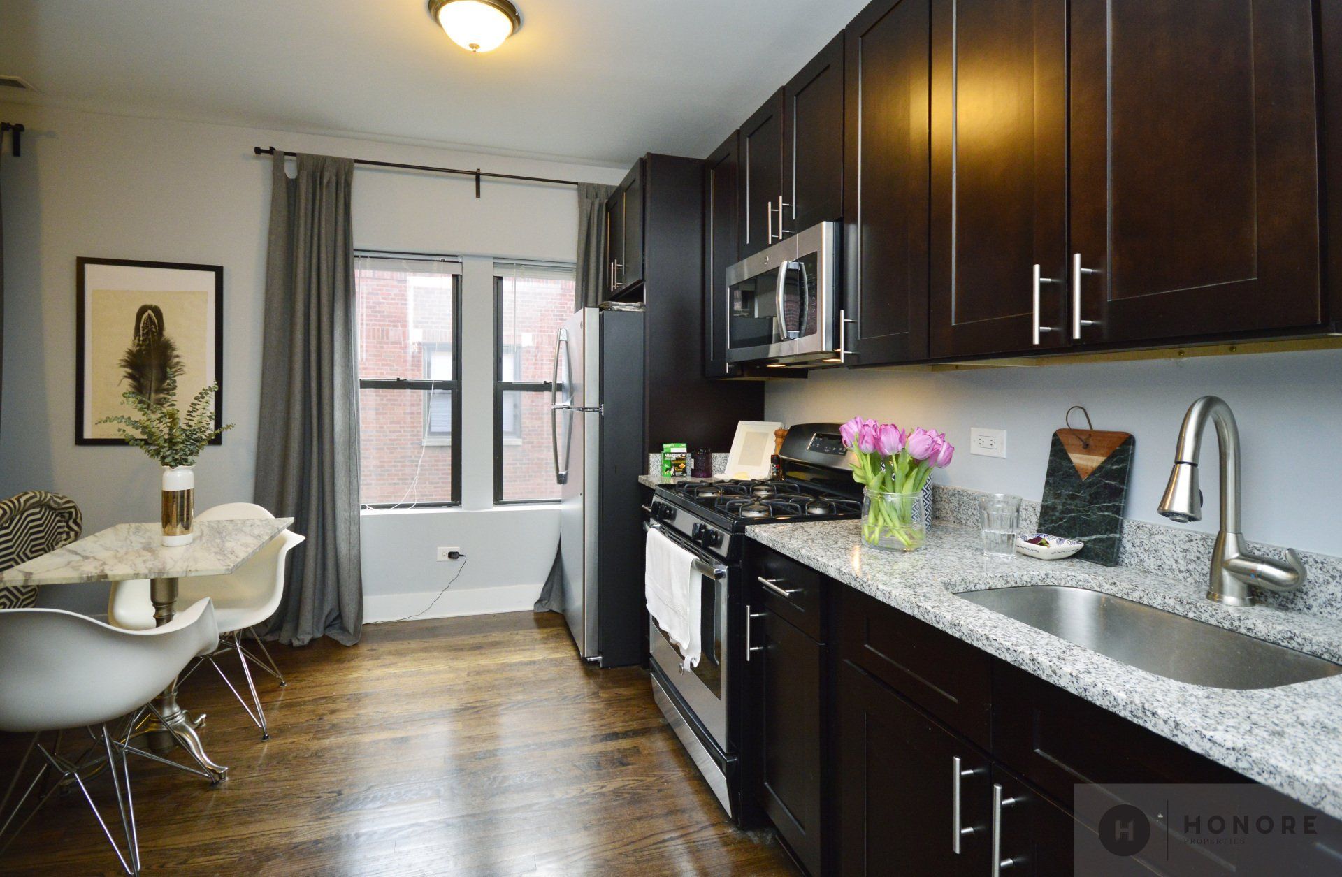 5553-59 N Magnolia kitchen appliances