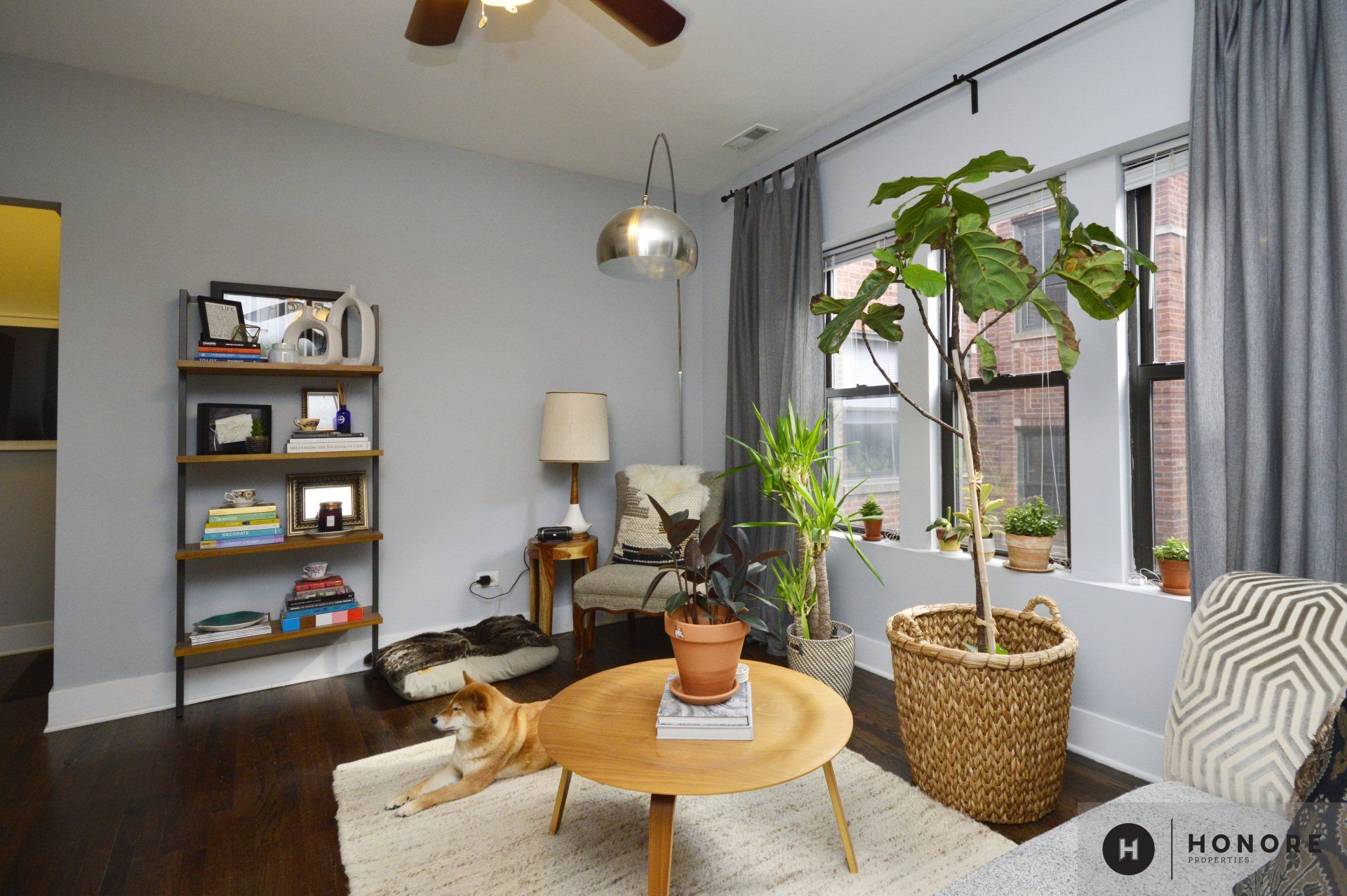 5553-59 N Magnolia living area