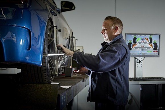 Mercede car tracking and wheel alignment at Ravenscroft MOT & Service Centre in Fleet, Hampshire