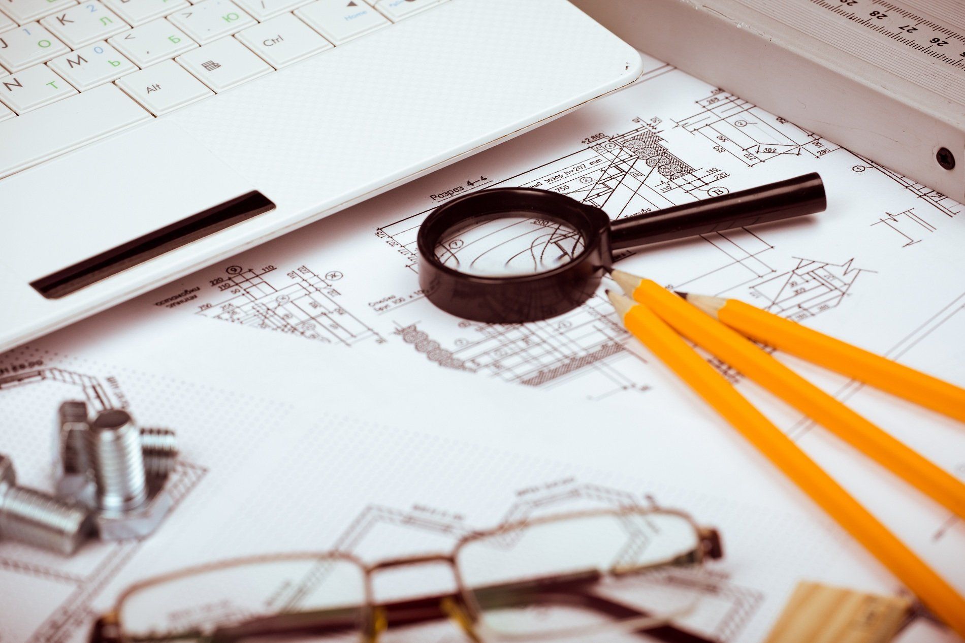 una lente di ingrandimento e delle matite