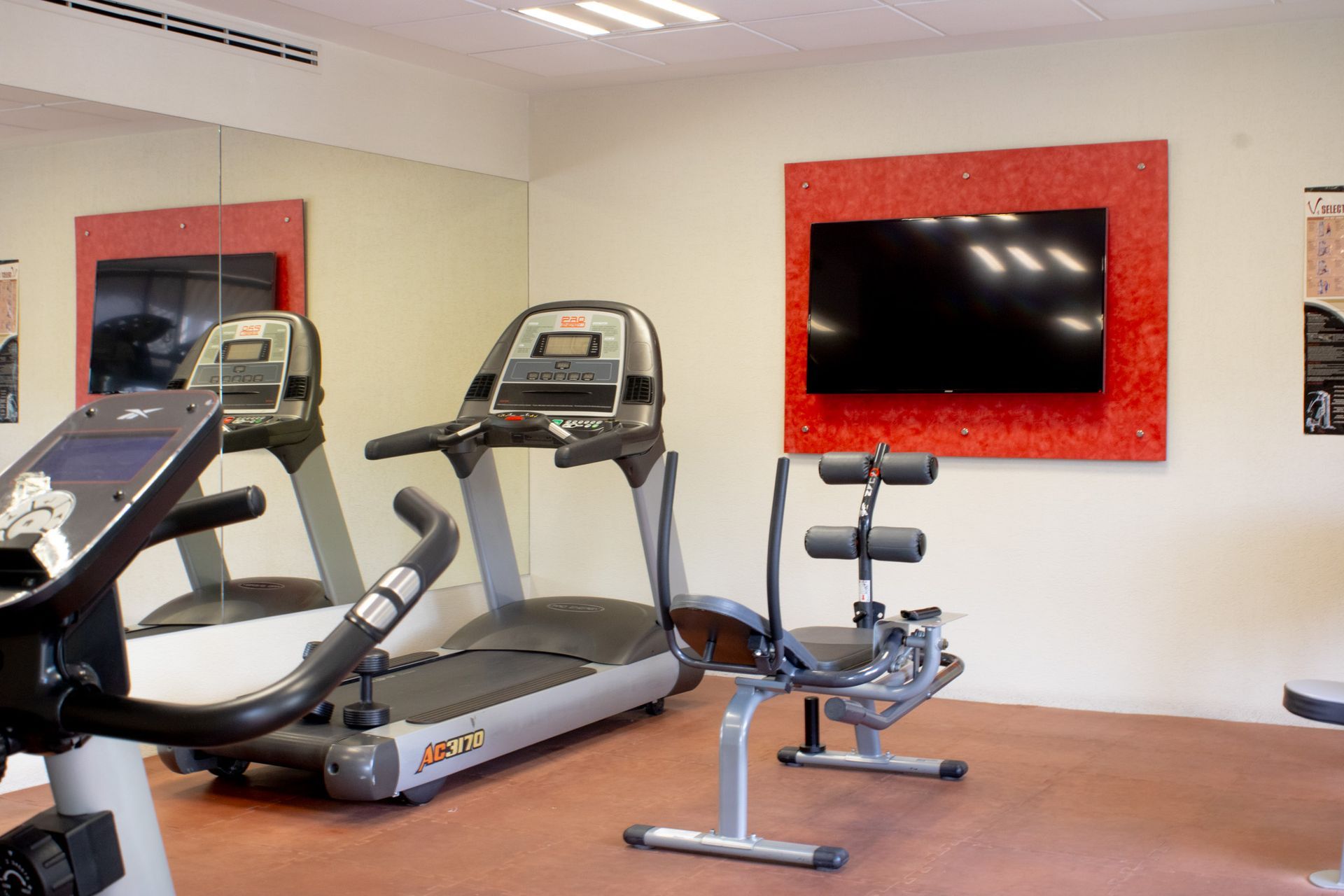 Un pequeño gimnasio de hotel