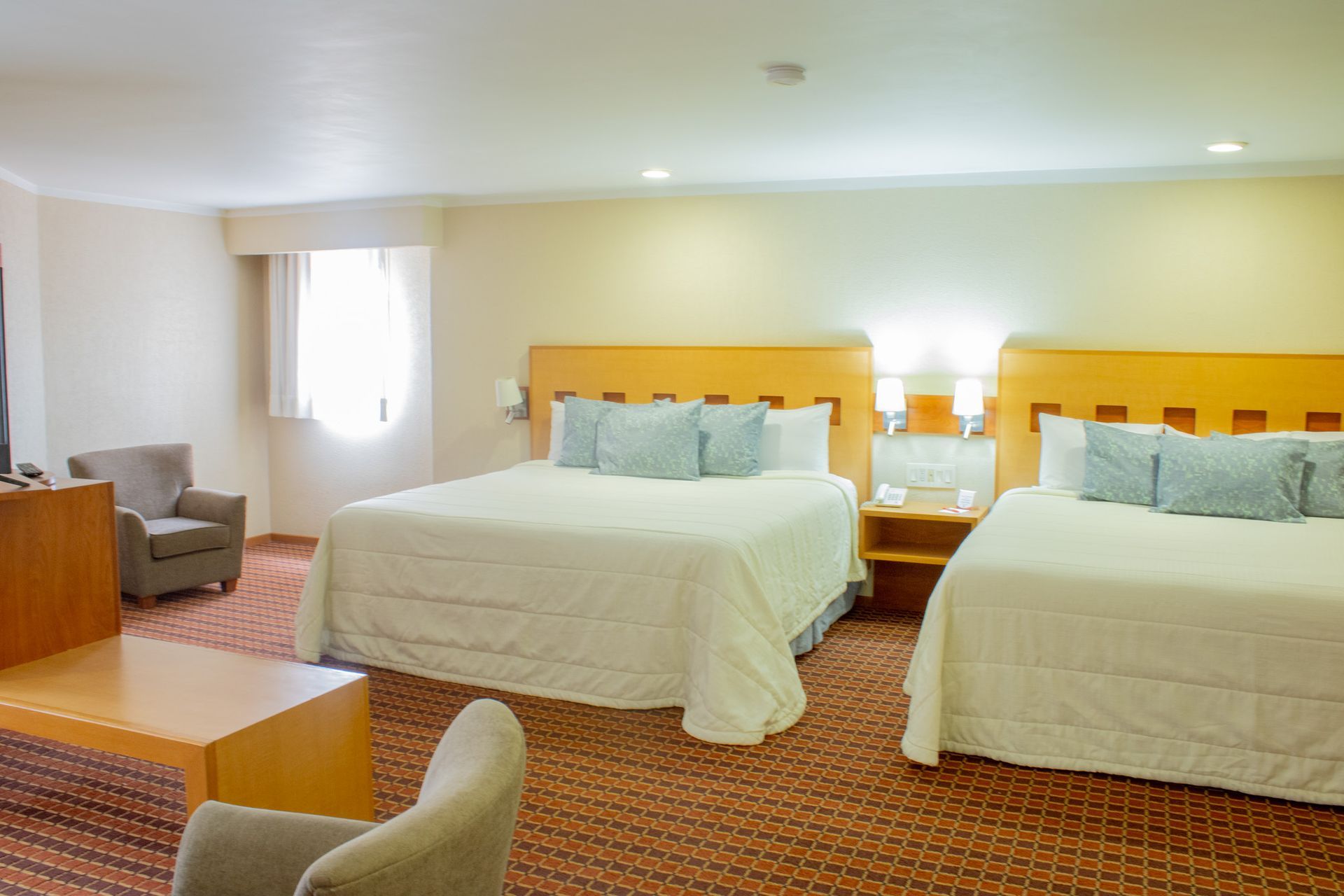 Una habitación de hotel con dos camas tamaño queen