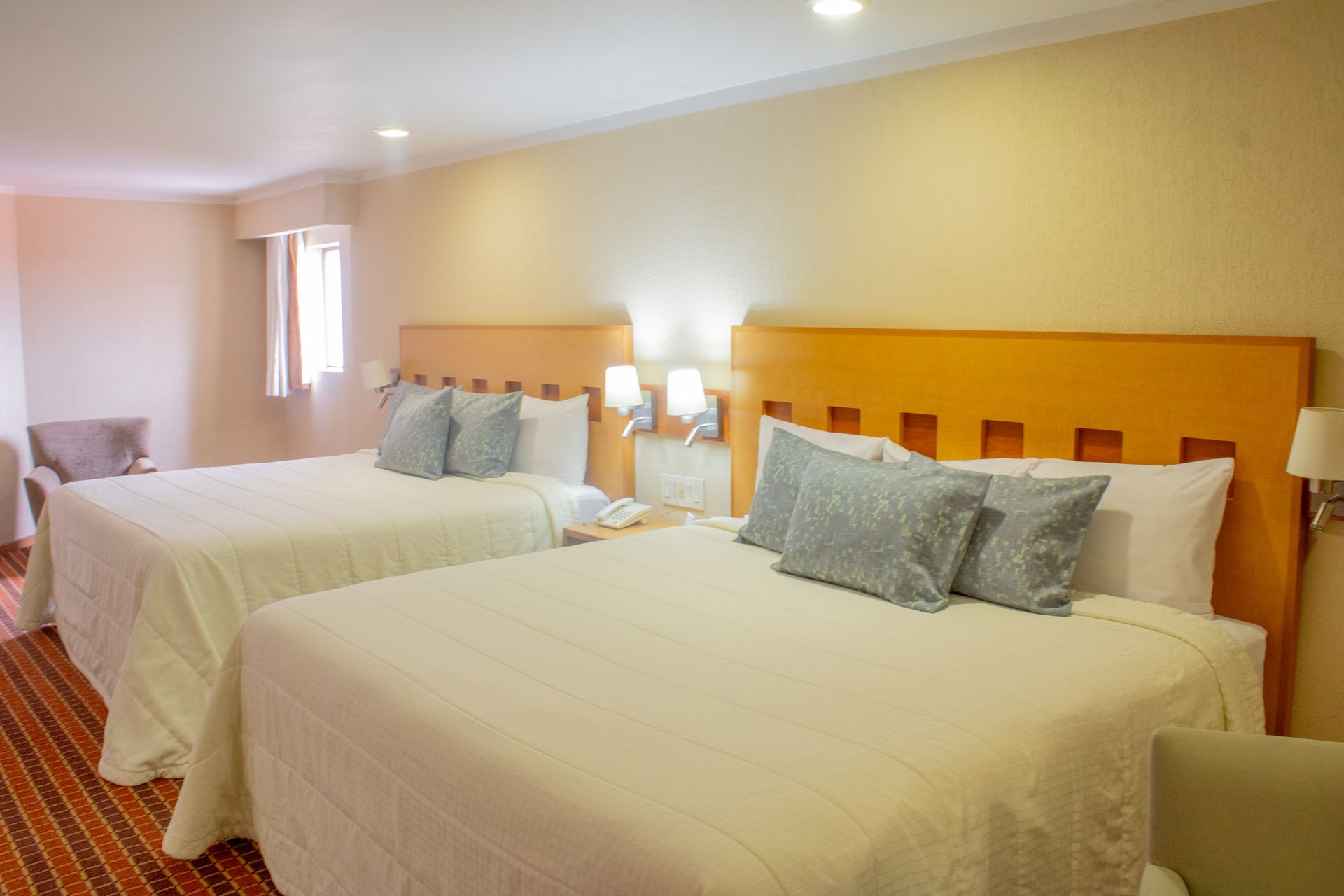 Una habitación de hotel con dos camas