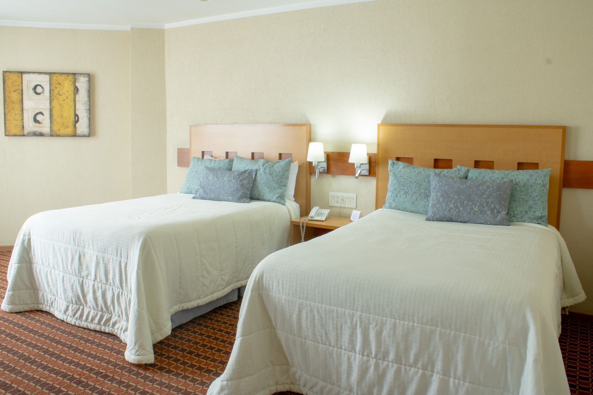 Una habitación de hotel con dos camas tamaño queen