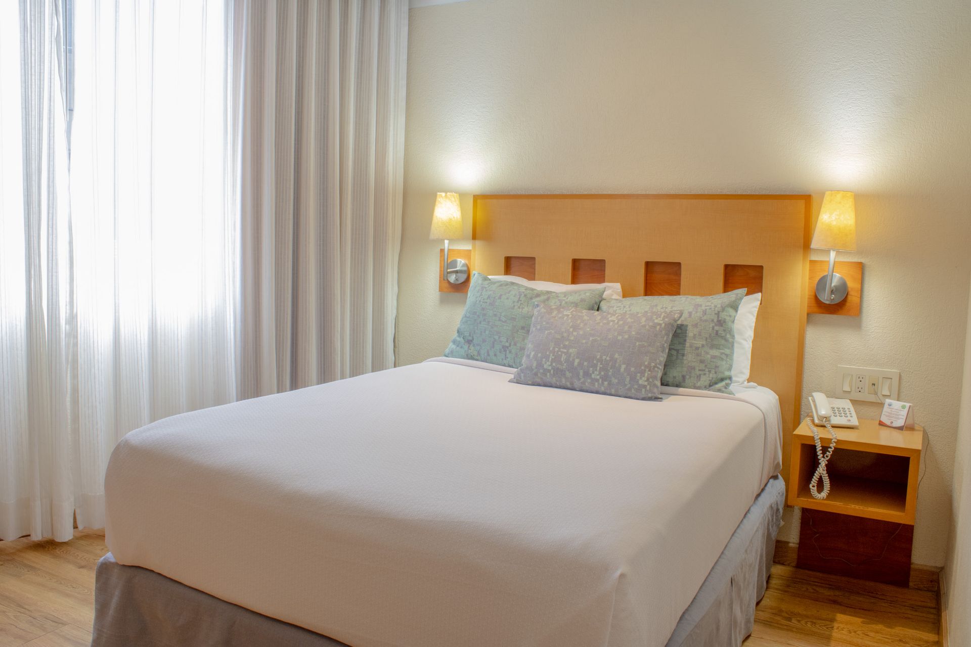 Una cama bien hecha con sábanas blancas 