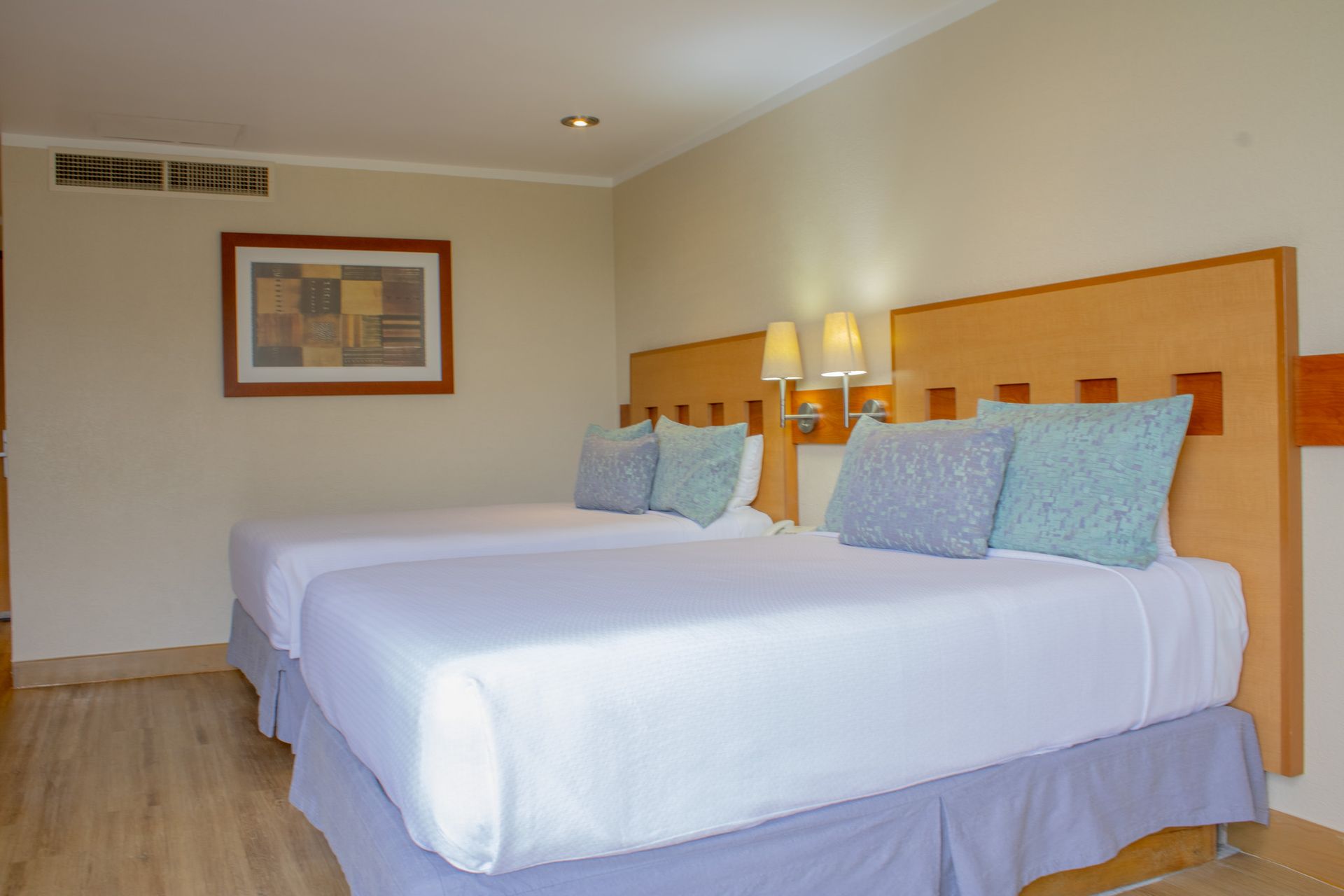 Una habitación de hotel con dos camas tamaño queen,