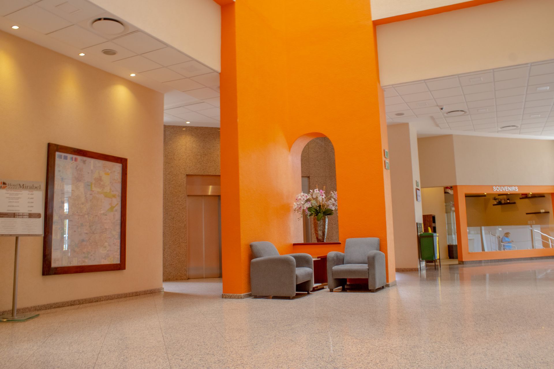 Amplio vestíbulo del hote Mirabel Queretaro