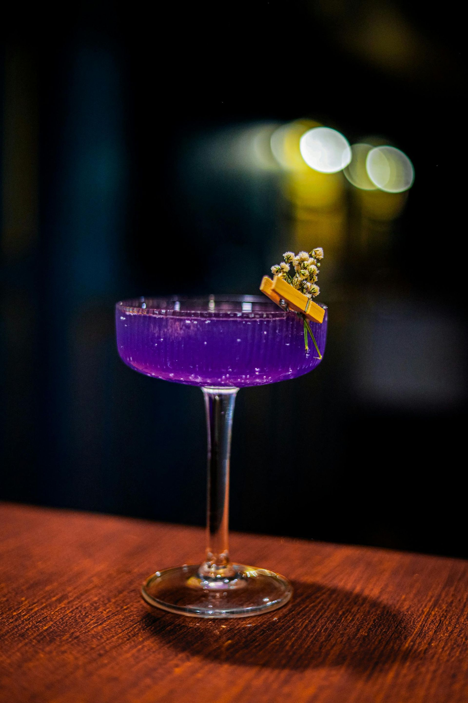 Un cóctel de color púrpura brillante 