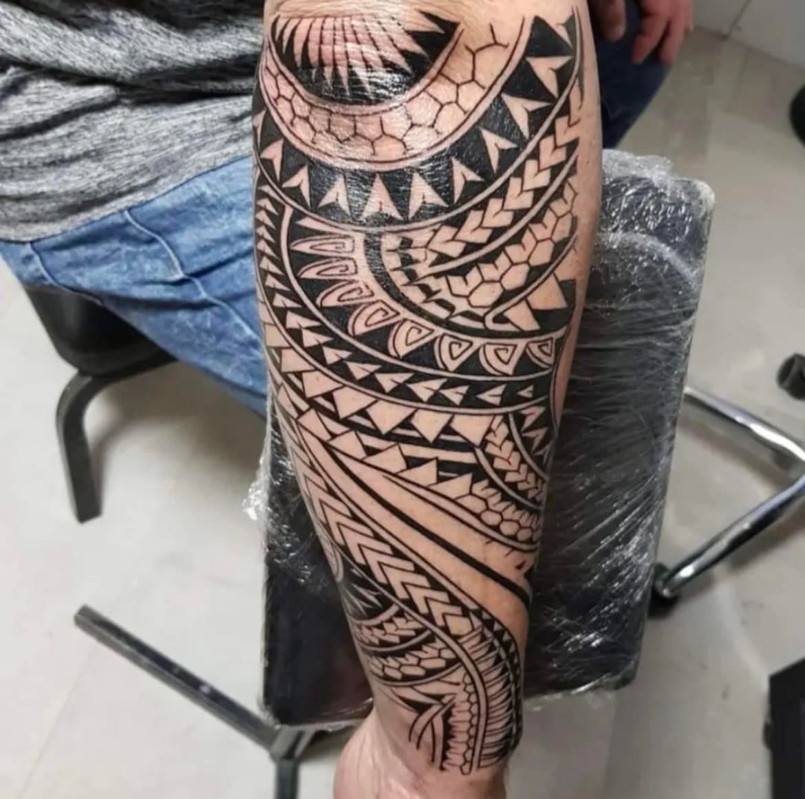Zwarte tribal-tatoeage op de onderarm.