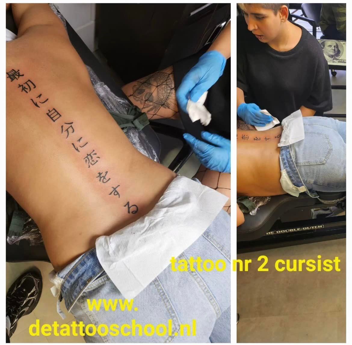 Twee foto's van een tatoeage op de rug in wording. Een persoon laat een Japanse spreuk tatoeëren; een instructeur assisteert.