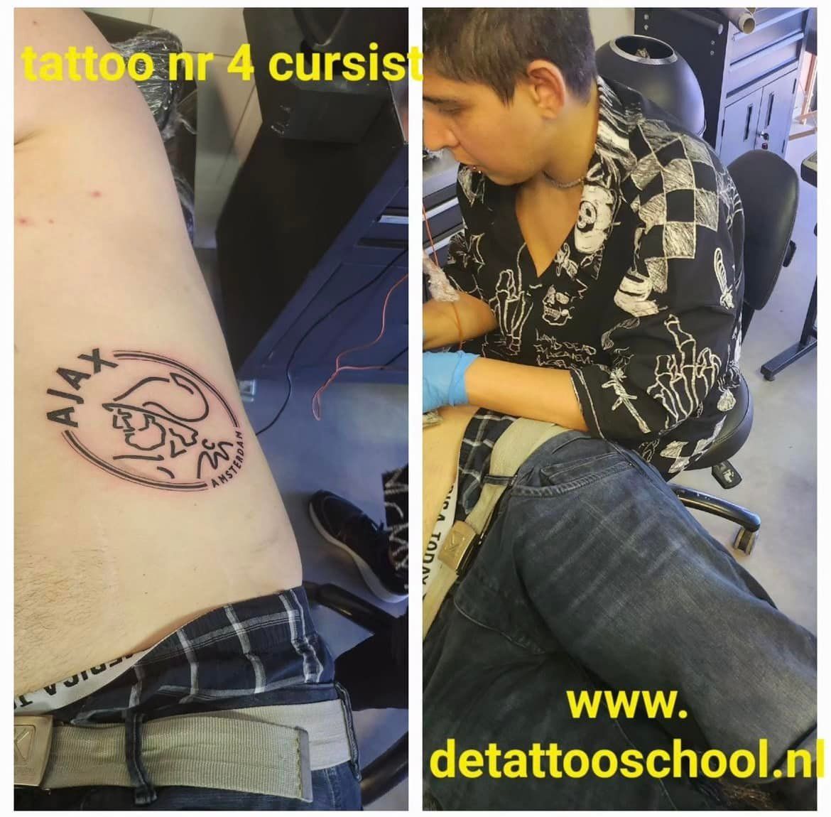 Iemand die een Ajax-logo op iemands torso tatoeëert.