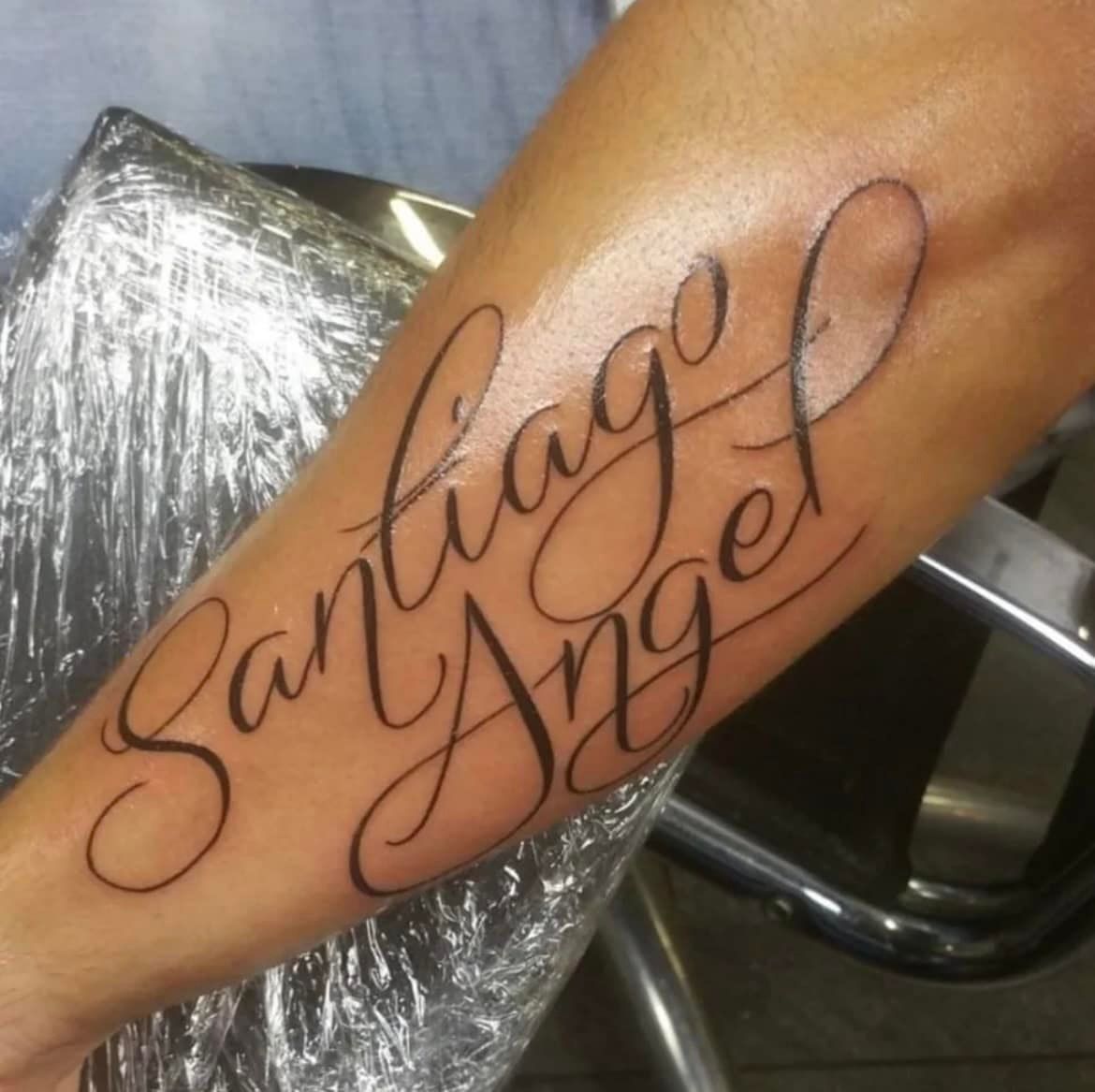 Tatoeage op de onderarm, met de tekst 