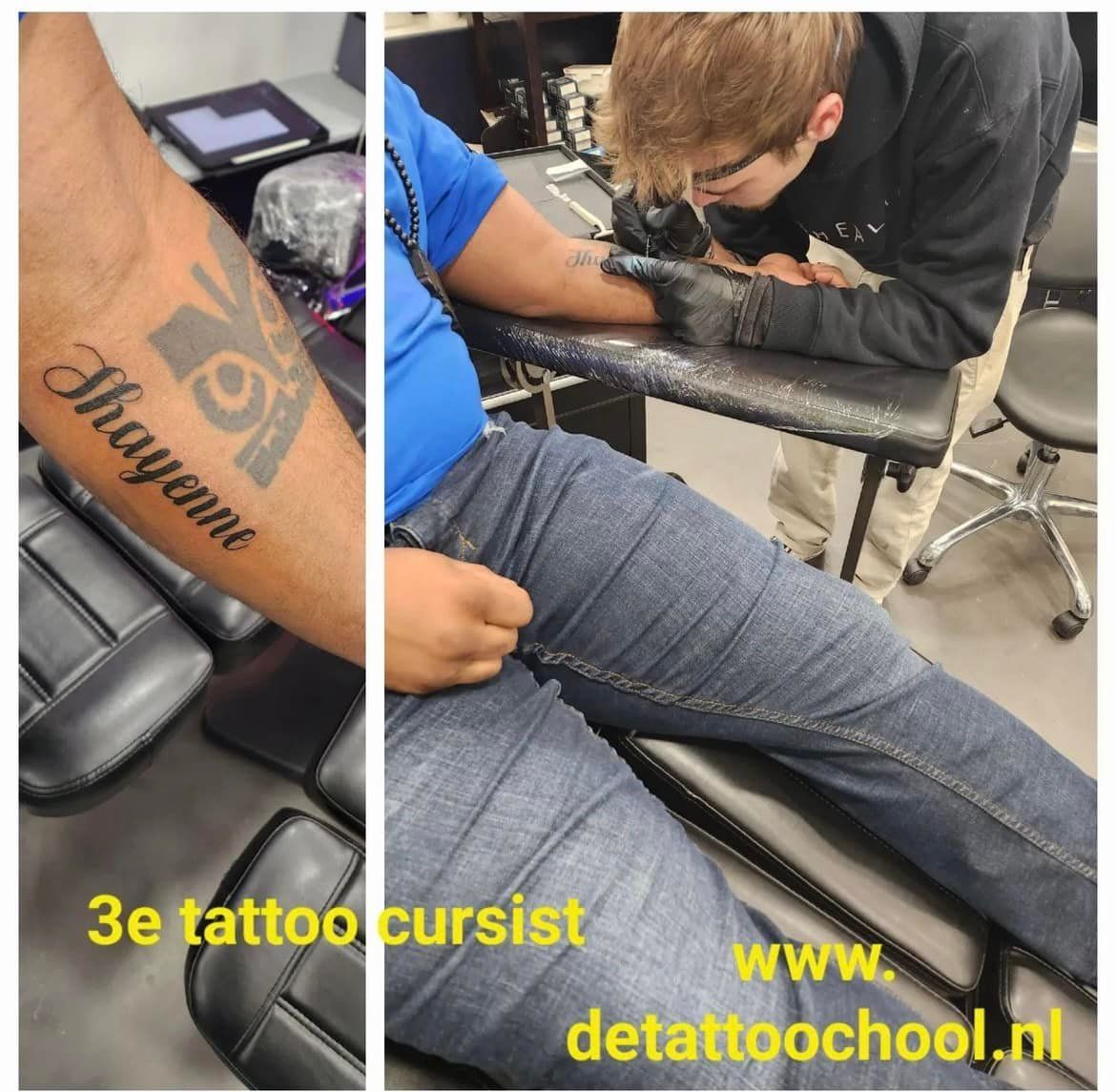 Een tatoeëerder in opleiding tatoeëert de arm van een klant. Links staat een verse tatoeage met de tekst 