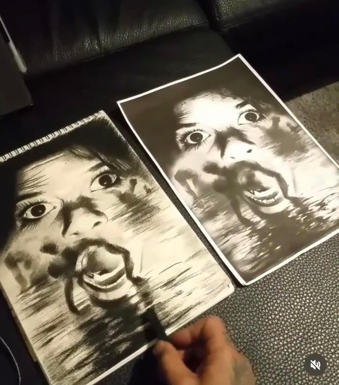 Twee zwart-wittekeningen van een schreeuwende persoon, gefocust op het gezicht. Eén is nog in bewerking, met een hand die een potlood vasthoudt.