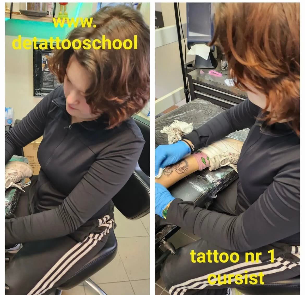 Vrouw die een arm tatoeëert. Ze draagt ​​blauwe handschoenen en een zwart shirt en zit in een winkel. Ze tatoeëert een arm met inkt.