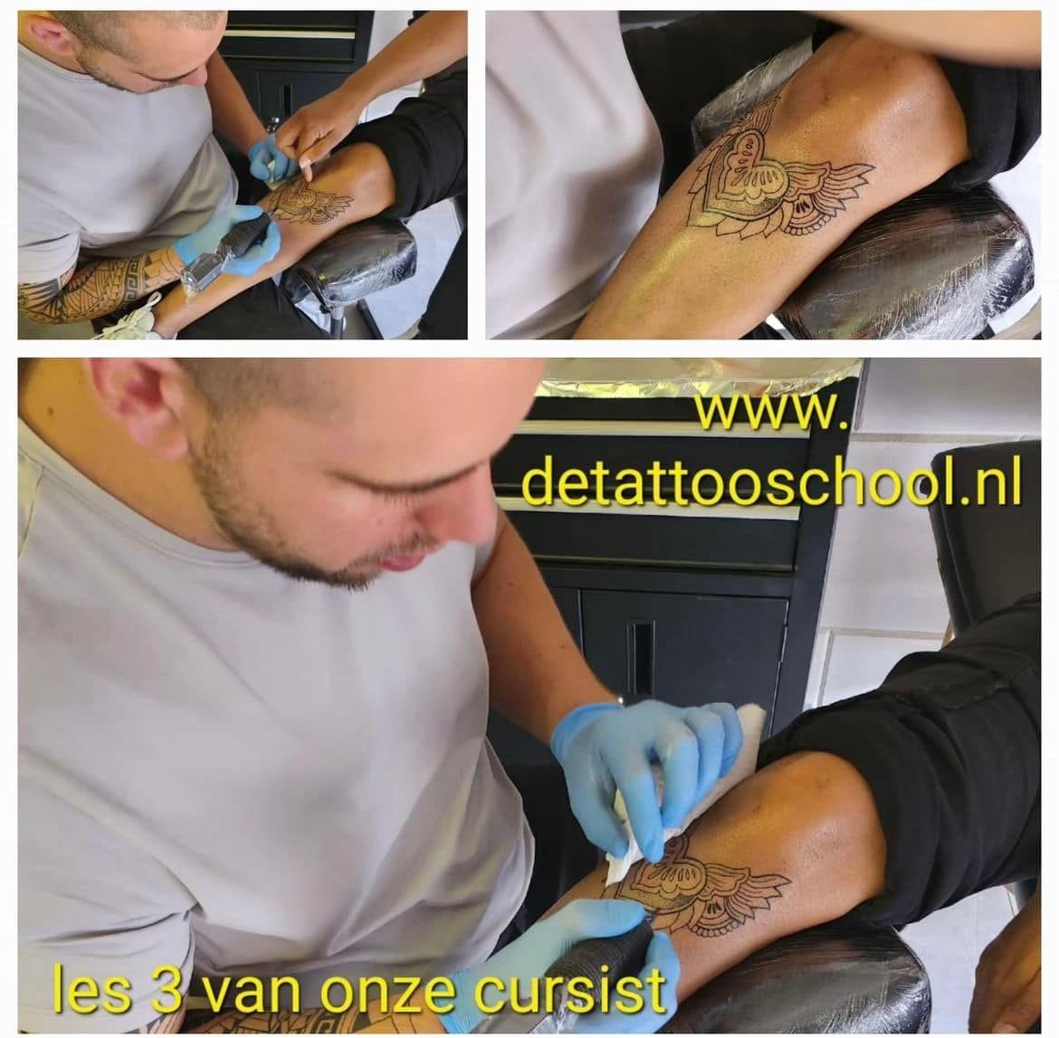Tatoeëerder brengt inkt aan op iemands arm, binnenshuis. Websiteadres zichtbaar.