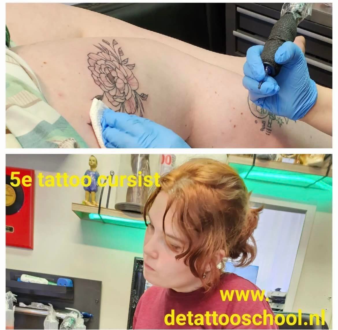 Een tatoeëerder, gekleed in blauwe handschoenen, tatoeëert een bloemmotief op iemands bovenarm, terwijl de tatoeëerder in opleiding het onderste gedeelte tatoeëert.