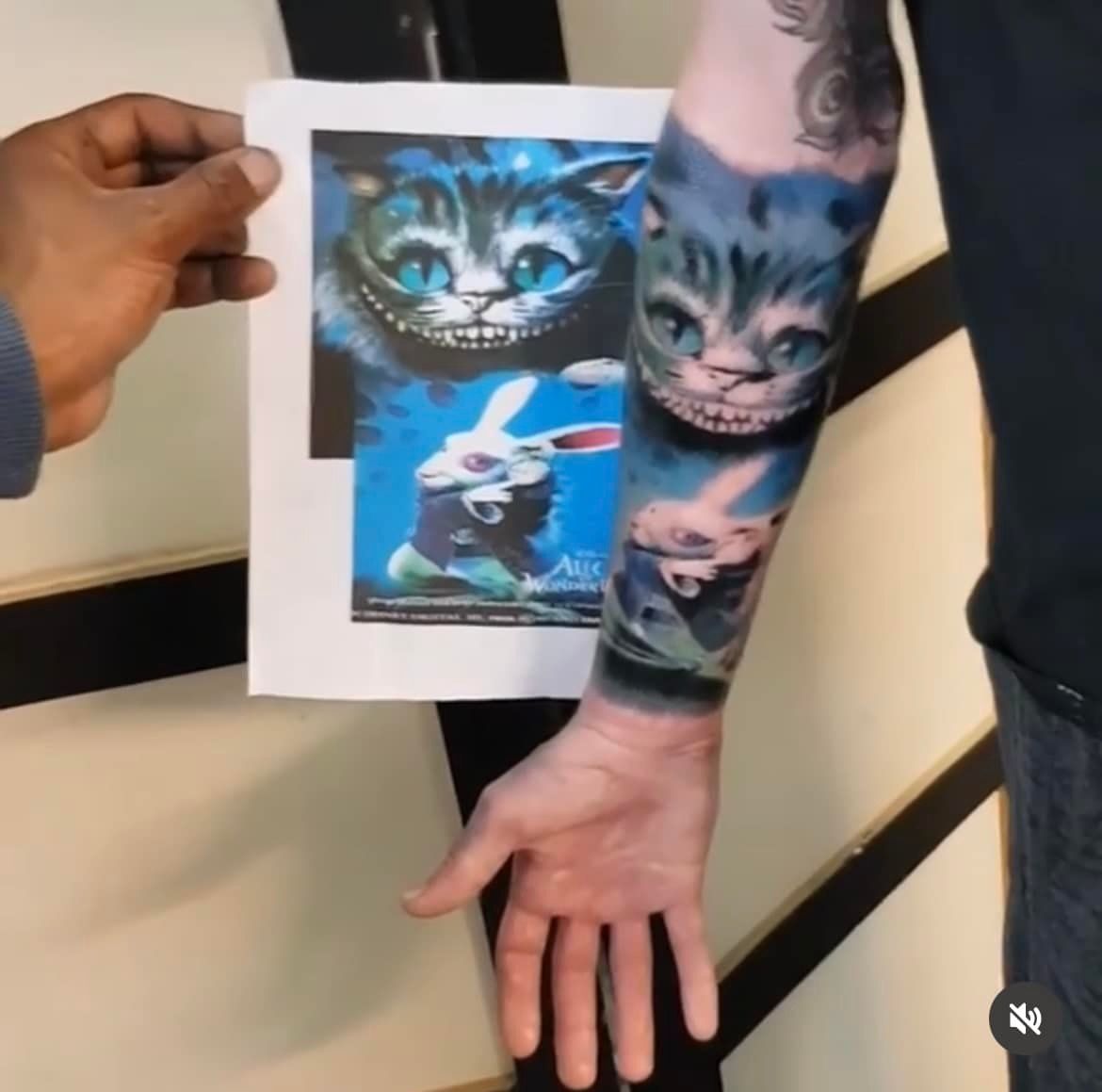 Tatoeage van Cheshire Cat en wit konijn uit 