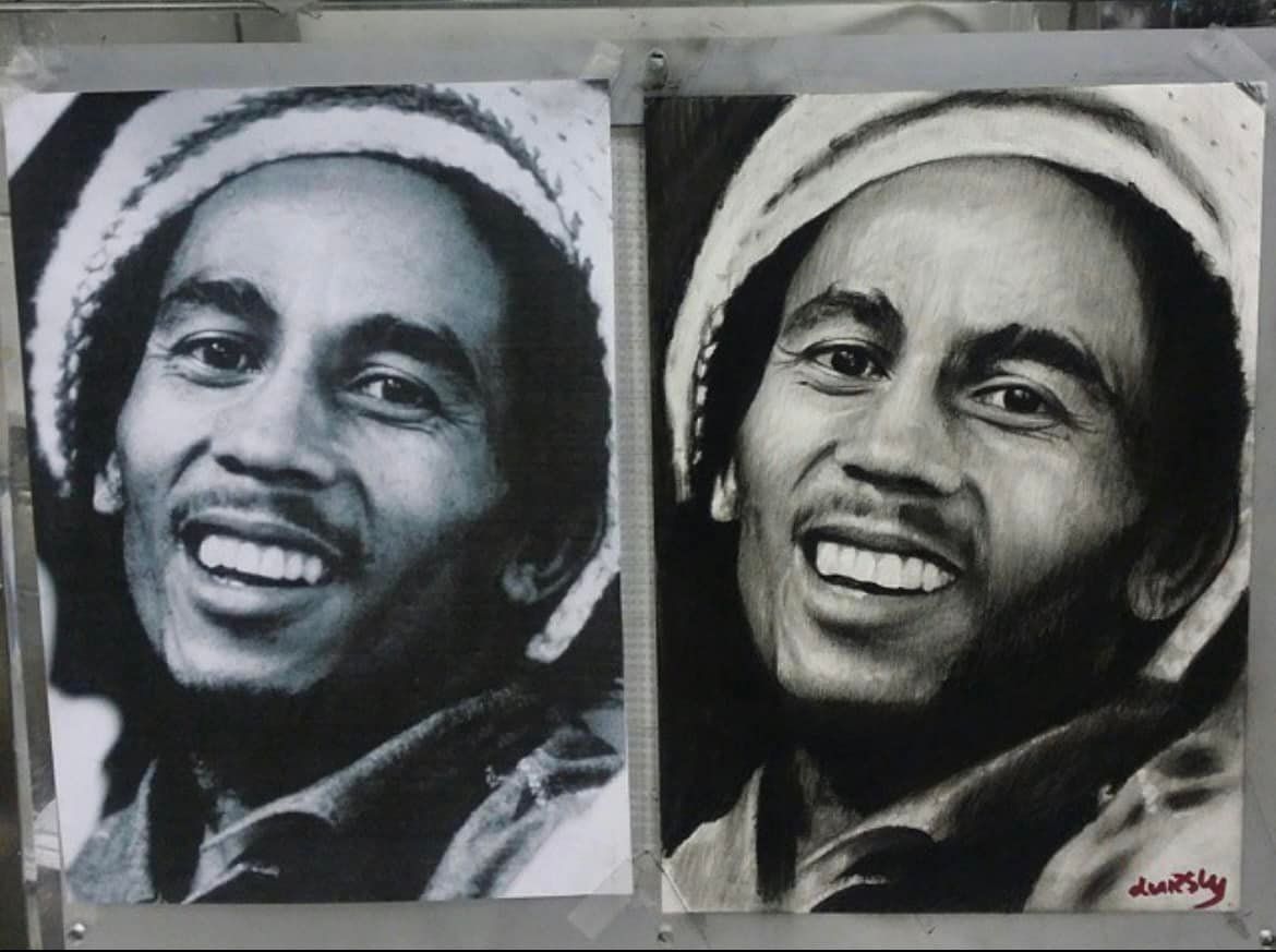 Twee zwart-wit houtskoolportretten van Bob Marley die lacht en een hoed draagt. Eén portret is iets lichter van kleur.