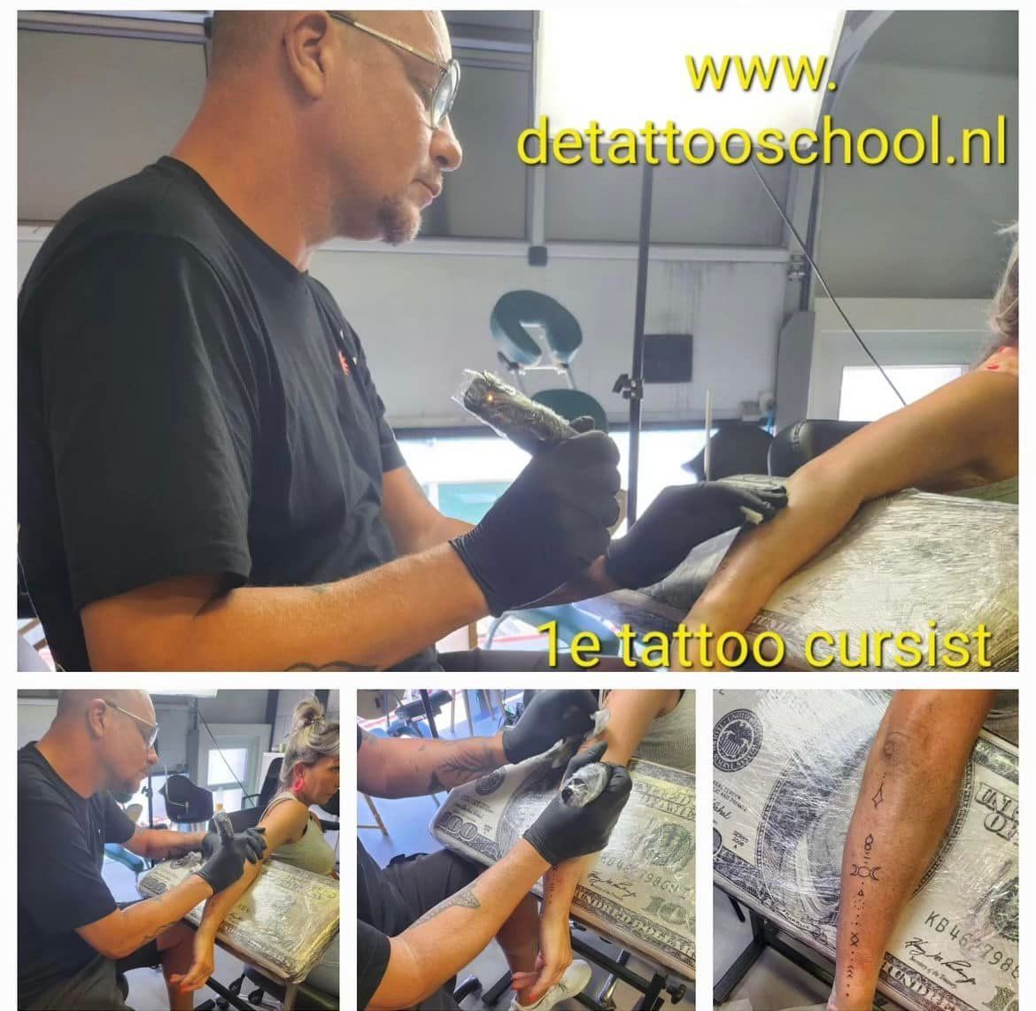 Man die de arm van een persoon tatoeëert. Tatoeëerder draagt ​​zwarte handschoenen, zijn arm rustend op een bedekt oppervlak.