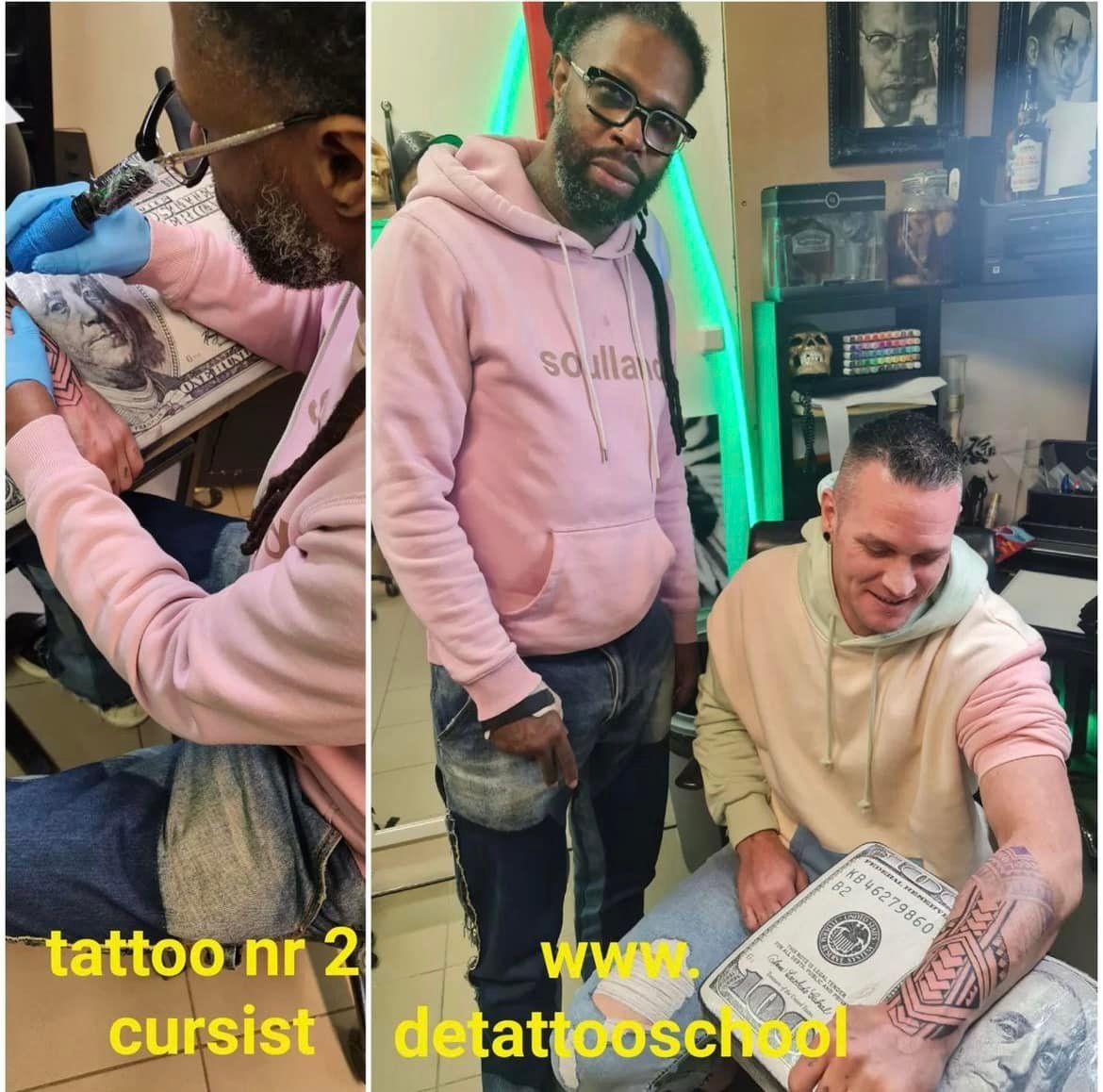 Tatoeëerder is bezig met het inkleuren van een ontwerp, met twee mannen die toekijken. Roze en lichtgekleurde hoodies. Studio-omgeving.