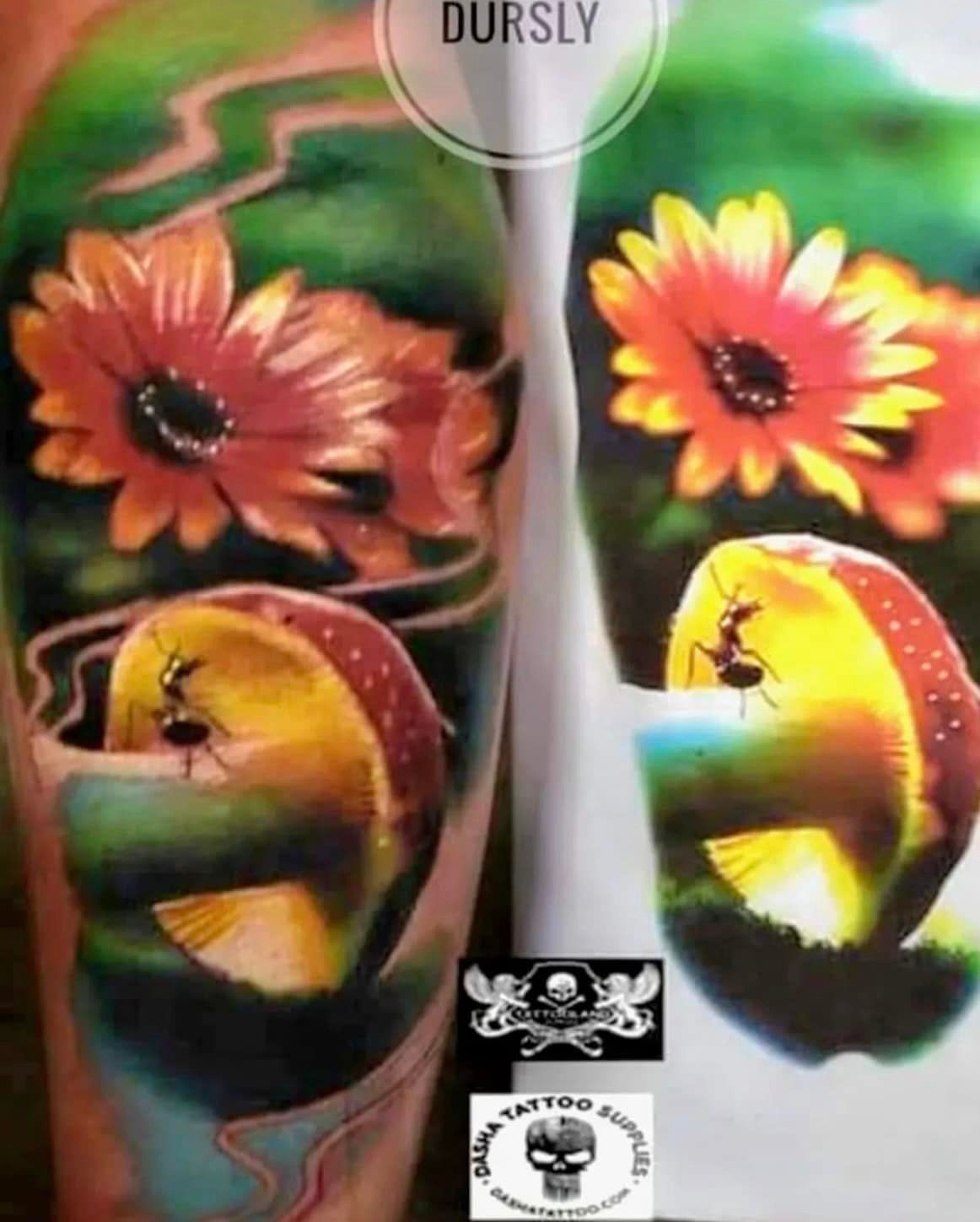 Tatoeage van feloranje bloemen en een gele vis, tegen een groen-blauwe achtergrond.