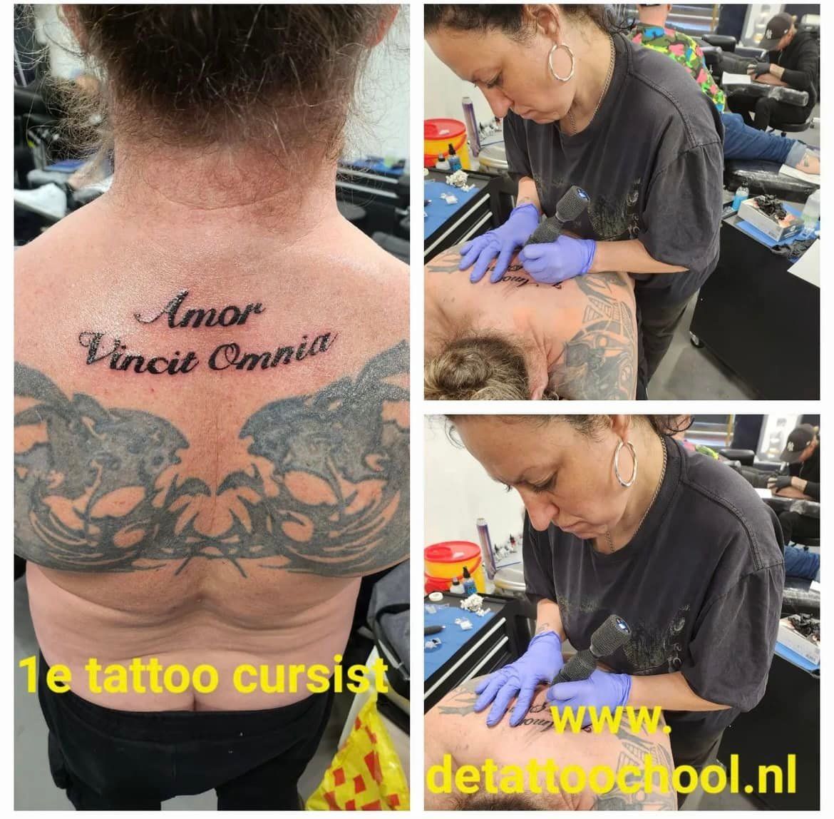 Tatoeëerder tatoeëert een rug. Tekst: 