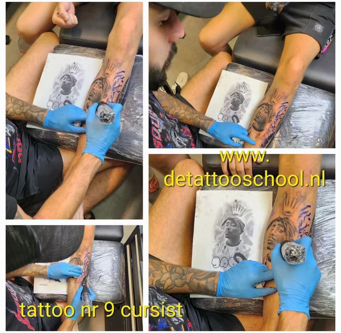 Tatoeëerder met blauwe handschoenen tatoeëert de arm van een persoon, het sjabloon is zichtbaar en de foto's zijn van dichtbij.