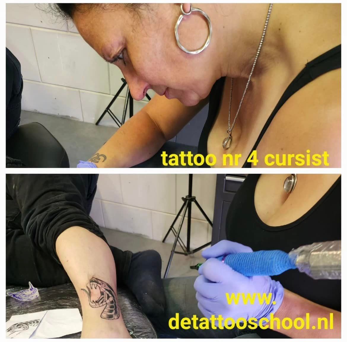 Vrouw tatoeëert op haar enkel, binnenstudio, tatoeagemachine. Tekst: 