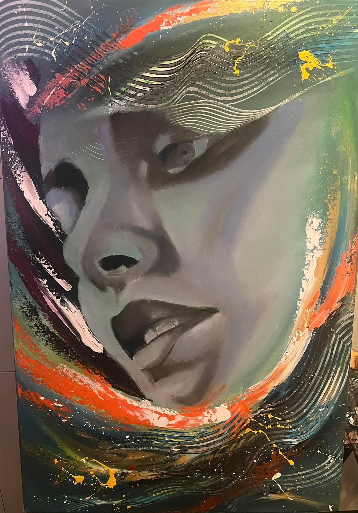 Vrouwengezicht in koele kleuren, omgeven door abstracte, kleurrijke penseelstreken en spatten.