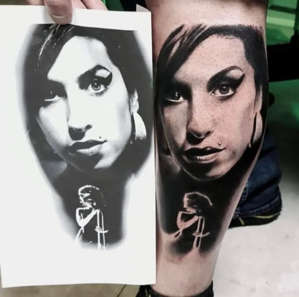 Zwart-witte tatoeage van het gezicht van Amy Winehouse op een been, naast de referentiefoto.