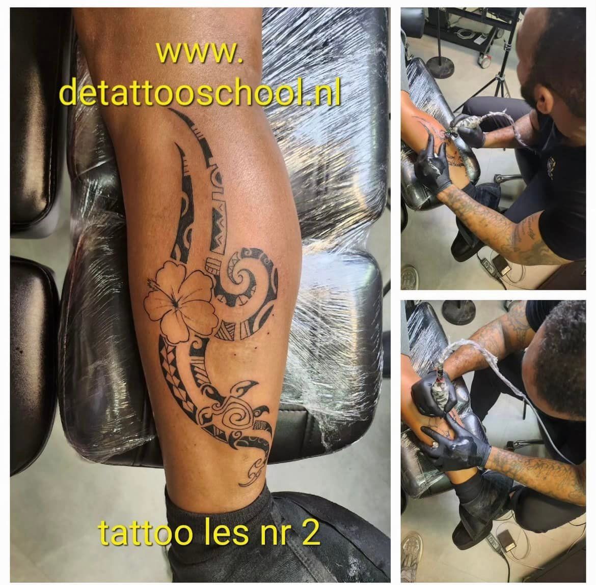 Tatoeage van een Polynesisch bloemmotief op een been; tatoeëerder, met zwarte handschoenen aan. Studio-omgeving.